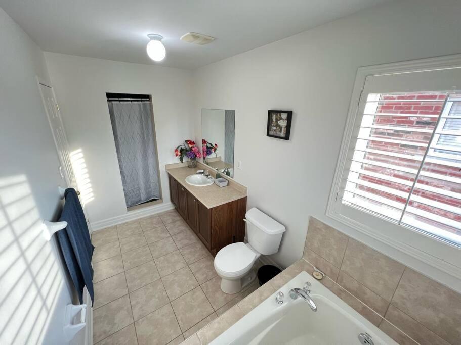 Beautiful Vacation Home Near Toronto Airport Mississauga Eksteriør bilde